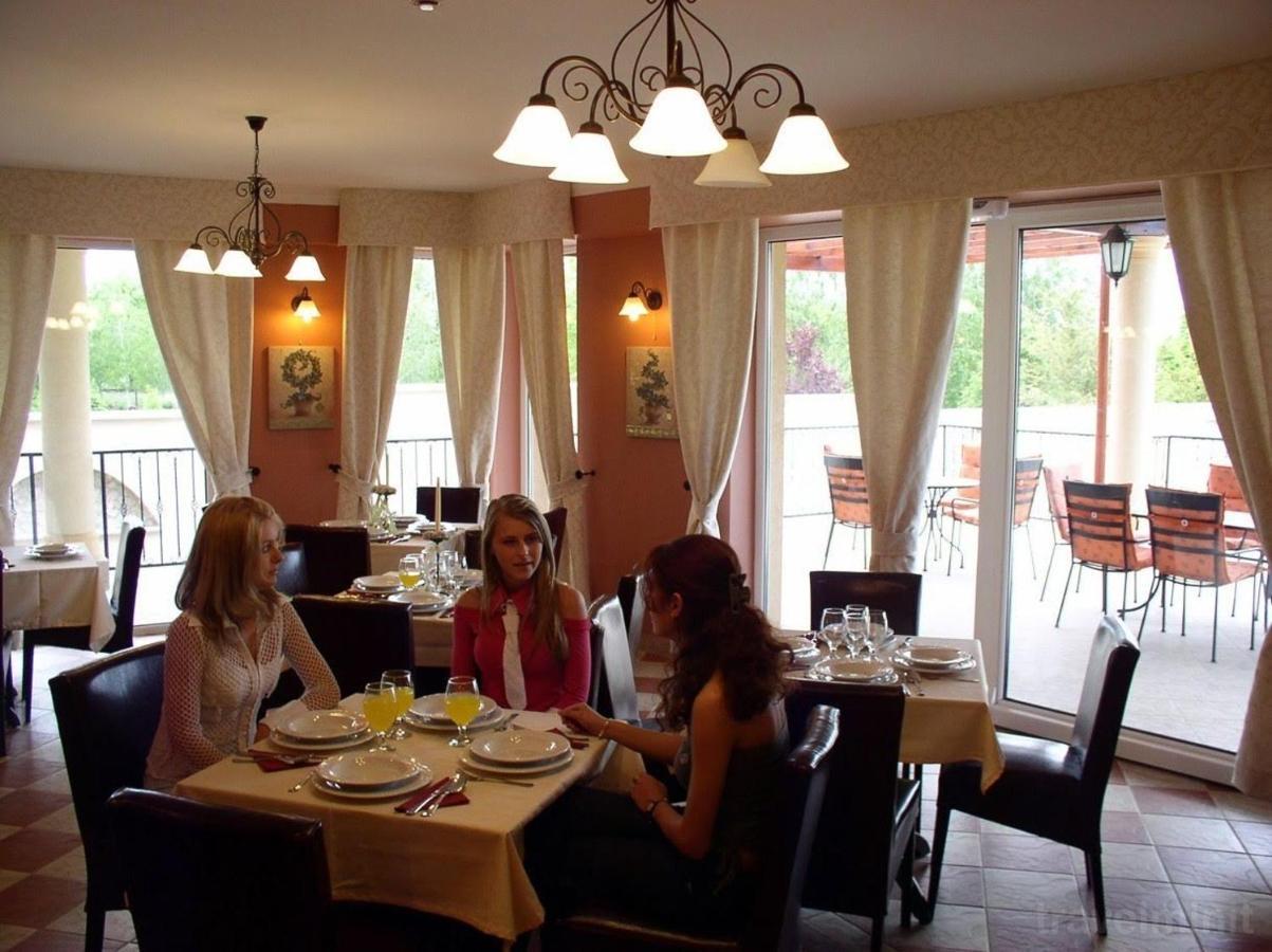 Bed and Breakfast Staff House Ньиредьхаза Экстерьер фото