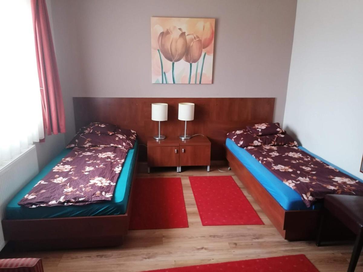 Bed and Breakfast Staff House Ньиредьхаза Экстерьер фото