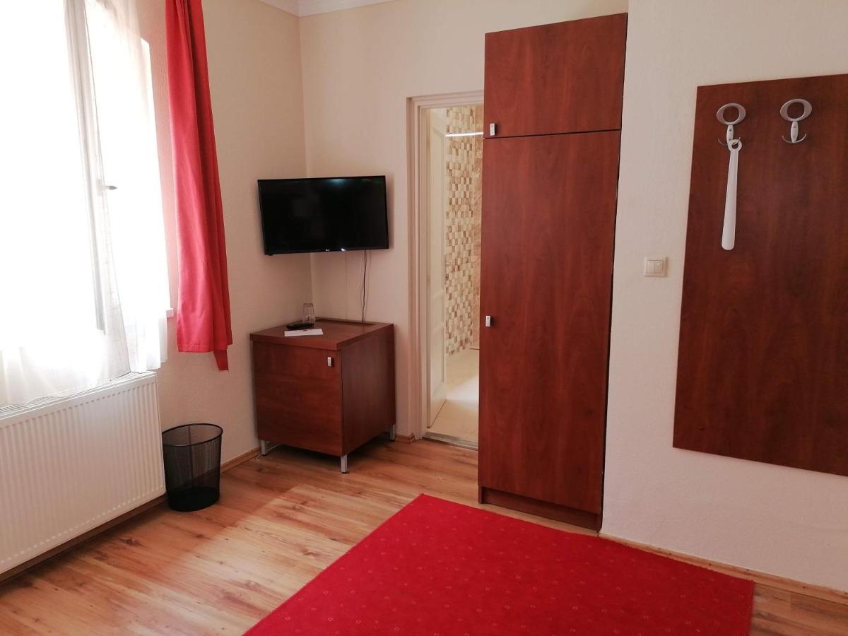 Bed and Breakfast Staff House Ньиредьхаза Экстерьер фото